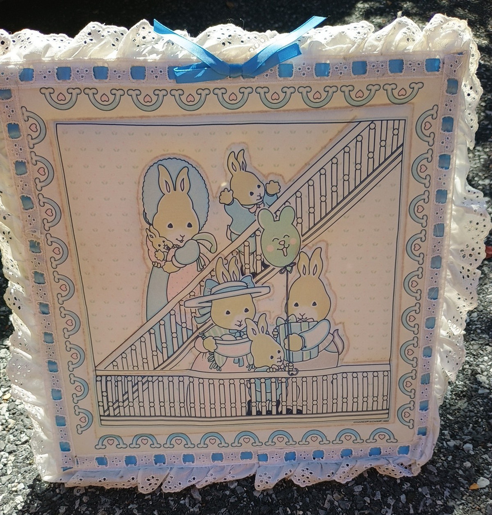 Vtg Dolly Co Honey Bunny Mom Kids ADORABLE Wall Hanging Quilt Fabric Lace Panel